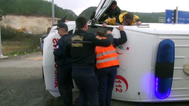 Muğla'da hasta taşıyan ambulans ile pikap çarpıştı: 4 yaralı