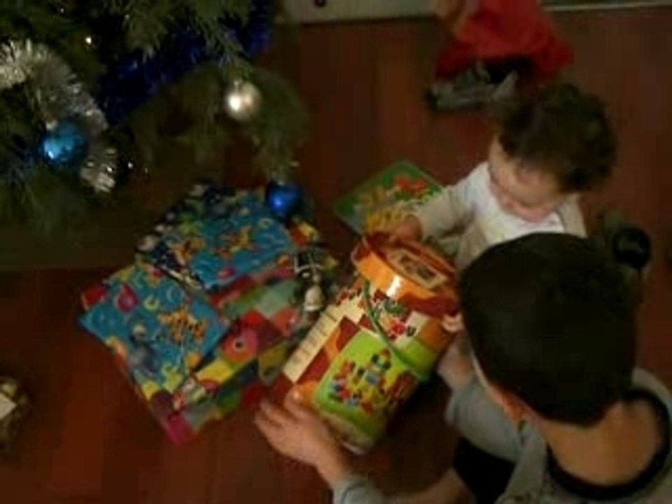 La découverte des cadeaux de Noël !