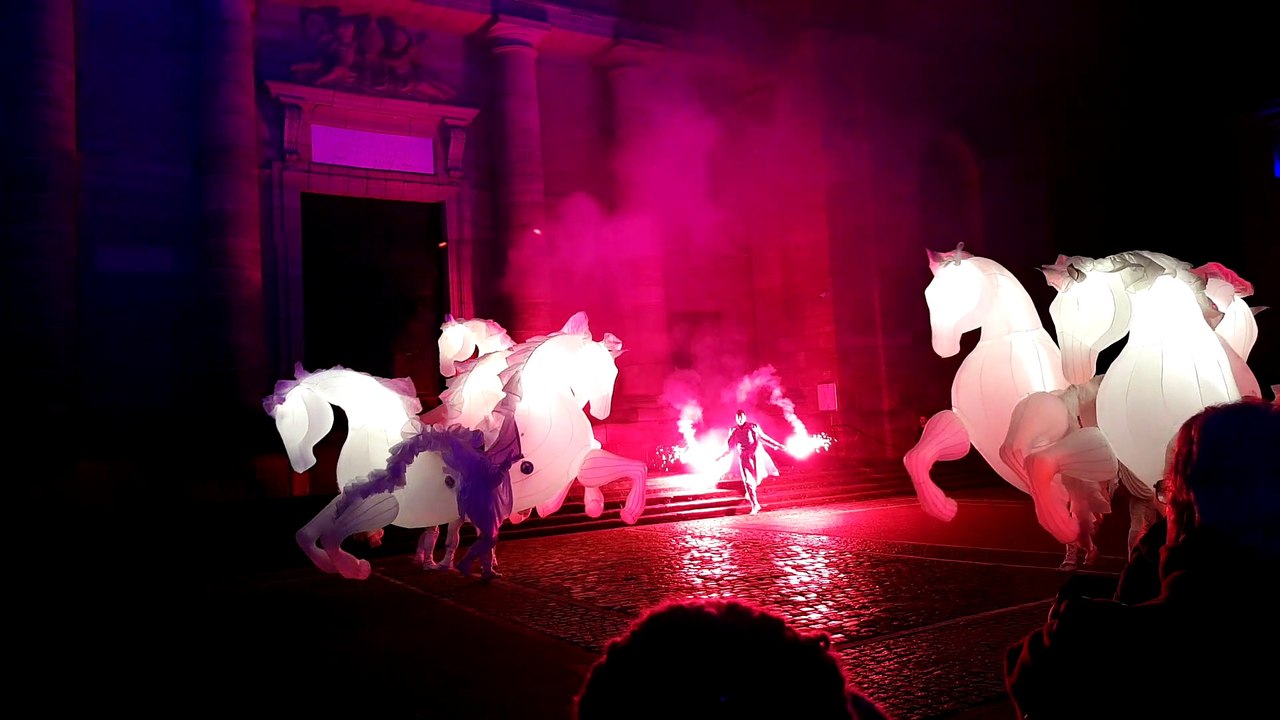 Guebwiller : l'ouverture de Noël bleu par "Fiers à Cheval", de la compagnie des Quidams