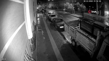 Kamyonet, Park Halindeki Araçlara Böyle Çarptı: 1 Ölü, 1 Yaralı