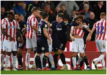 فيديو: لاعب يعض نظيره في فريق الخصم بالدوري الإنجليزي