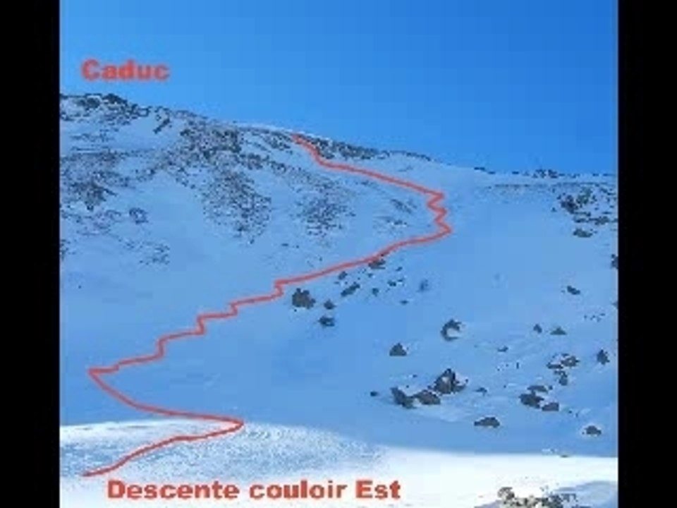 Descente en ski du couloir Est du Caduc