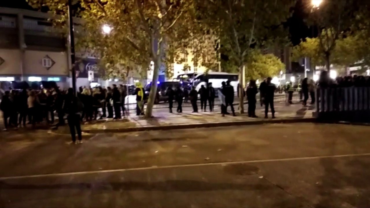 La plantilla del Real Zaragoza es increpada por unos aficionados tras la derrota ante el Cádiz