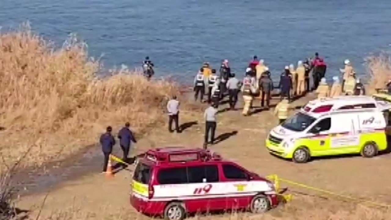 [현장영상] 한강에 산림청 헬기 추락...3명 중 1명 숨져 / YTN