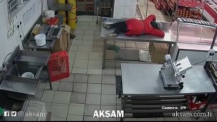 Kediden korkan kadın ölü taklidi yaptı