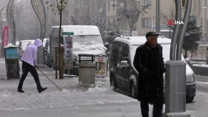 Hakkari kent merkezinde kar yağışı başladı