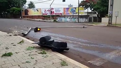 Veículo derruba semáforo e interdita via no Centro