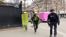 Deux gendarmes mobiles ont été aspergés de peinture.