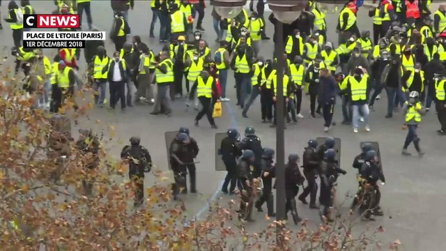 Des manifestants sont dispersés sur la Place de l'Etoile où les tensions sont fortes