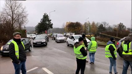 La mobilisation au rond-point d'Ecole-Valentin samedi 1er décembre