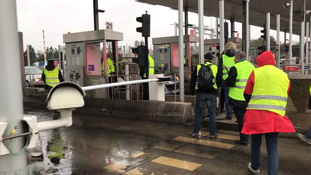 A Ancenis, les gilets jaunes investissent la barrière de péage de l’A11.