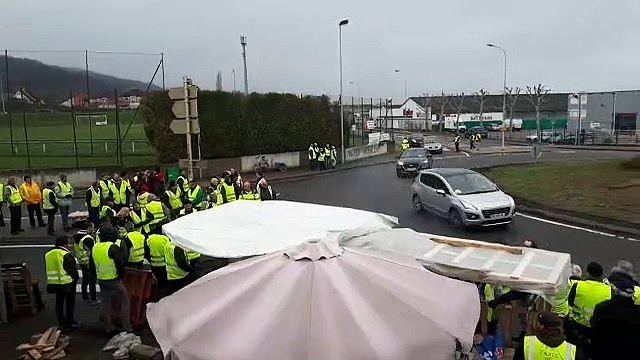 Près de 100 gilets jaunes installés au rond-point situé devant le Leclerc Express de Noidans-lès-Vesoul.