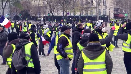 'Sarı yelekliler'in protestosu devam ediyor (1) - PARİS