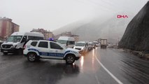 Hakkari'de Aşırı Yağış Nedeniyle Yol Trafiğe Kapandı