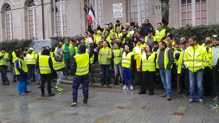 Près de 200 gilets jaunes entament une Marseillaise devant la mairie de Remiremont