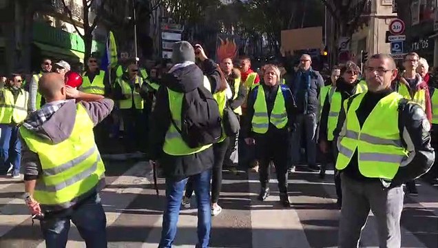 Marseille : les gilets jaunes entonnent La Marseillaise devant la préfecture