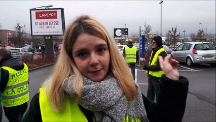 Les Gilets jaunes de Chambéry bloquent l'accès au centre commercial Chamnord