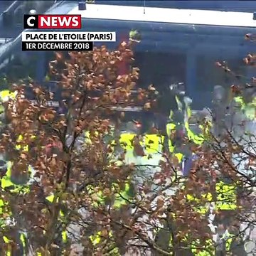 Des individus ont attaqué un car de CRS sur la Place de l'Etoile