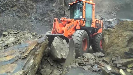 Dağdan Kopan Kayaların Kapattığı Yol Açıldı