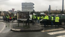 À Mayenne. Les gilets jaunes bloquent le rond point de Lidl