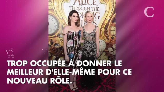 PHOTOS. En plein tournage, Anne Hathaway dévoile accidentellement... sa culotte !