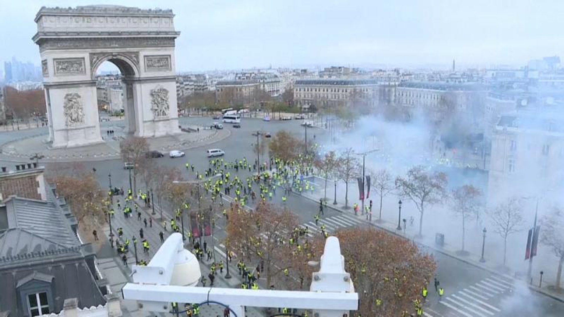 Confrontos entre "coletes amarelos" e polícia em Paris - Vídeo Dailymotion