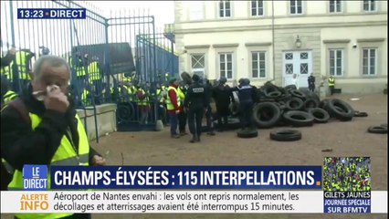 Au Puy-en-Velay, des gilets jaunes tentent d'entrer dans la cour de la Préfecture