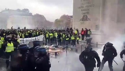 Les Gilets Jaunes repoussent les CRS, la violence monte d'un cran