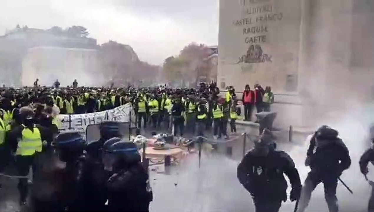 Les Gilets Jaunes repoussent les CRS, la violence monte d'un cran
