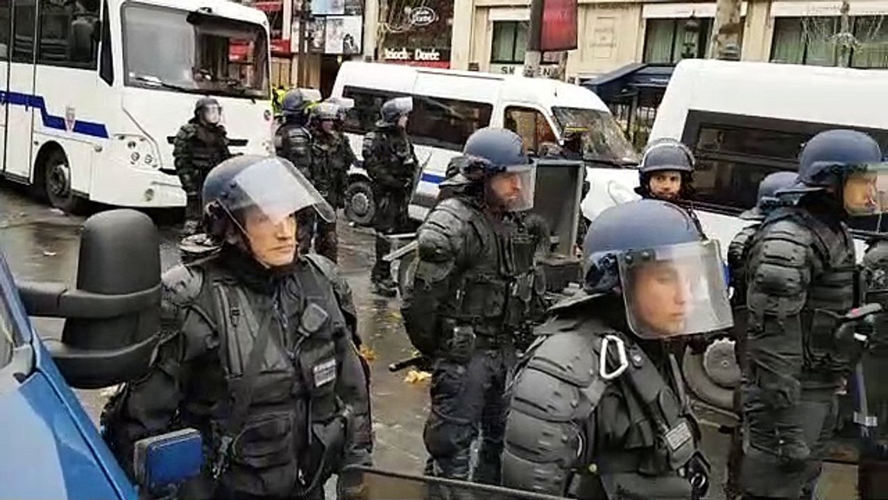 Paris Champs Elysées Les gilets jaunes face aux CRS