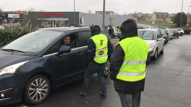 Barrage filtrant des gilets jaunes à l’entrée de la zone commerciale de l’Espace 23