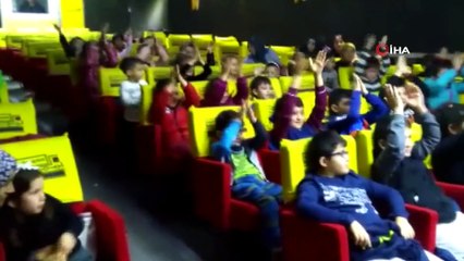 Sinemaya gidemeyen çocuklar ilk kez gezici sinemayla buluştu