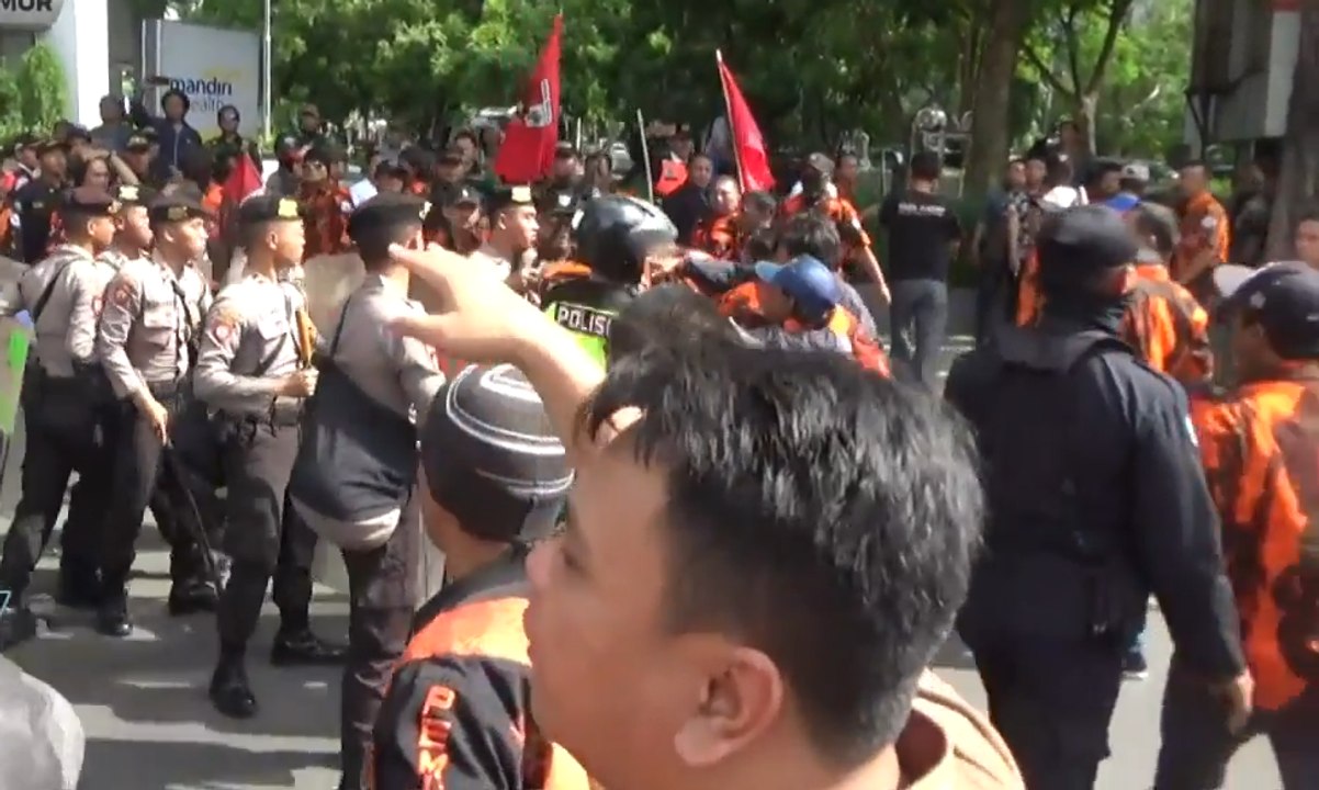 Dihadang Ormas, Aksi Mahasiswa di Surabaya Diwarnai Kericuhan