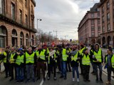 Strasbourg: les gilets jaunes avec les gilets rouges