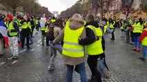 Paris Les gilets jaunes dansent sur les Champs Elysées devant les CRS