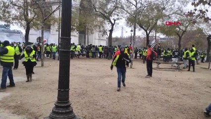 Sarı Yelekliler' Paris'te Gösterilerini Sürdürüyor