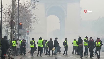 Sarı Yelekliler Paris Sokaklarındaki Eylemlerine Devam Ediyor