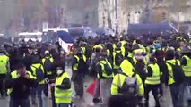 Polis, 'Sarı yeleklilere' göz yaşartıcı gaz ve tazyikli su ile müdahale ediyor - PARİS