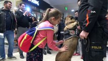 Alışveriş merkezinde narkotik köpeği 'Rona'ya yoğun ilgi