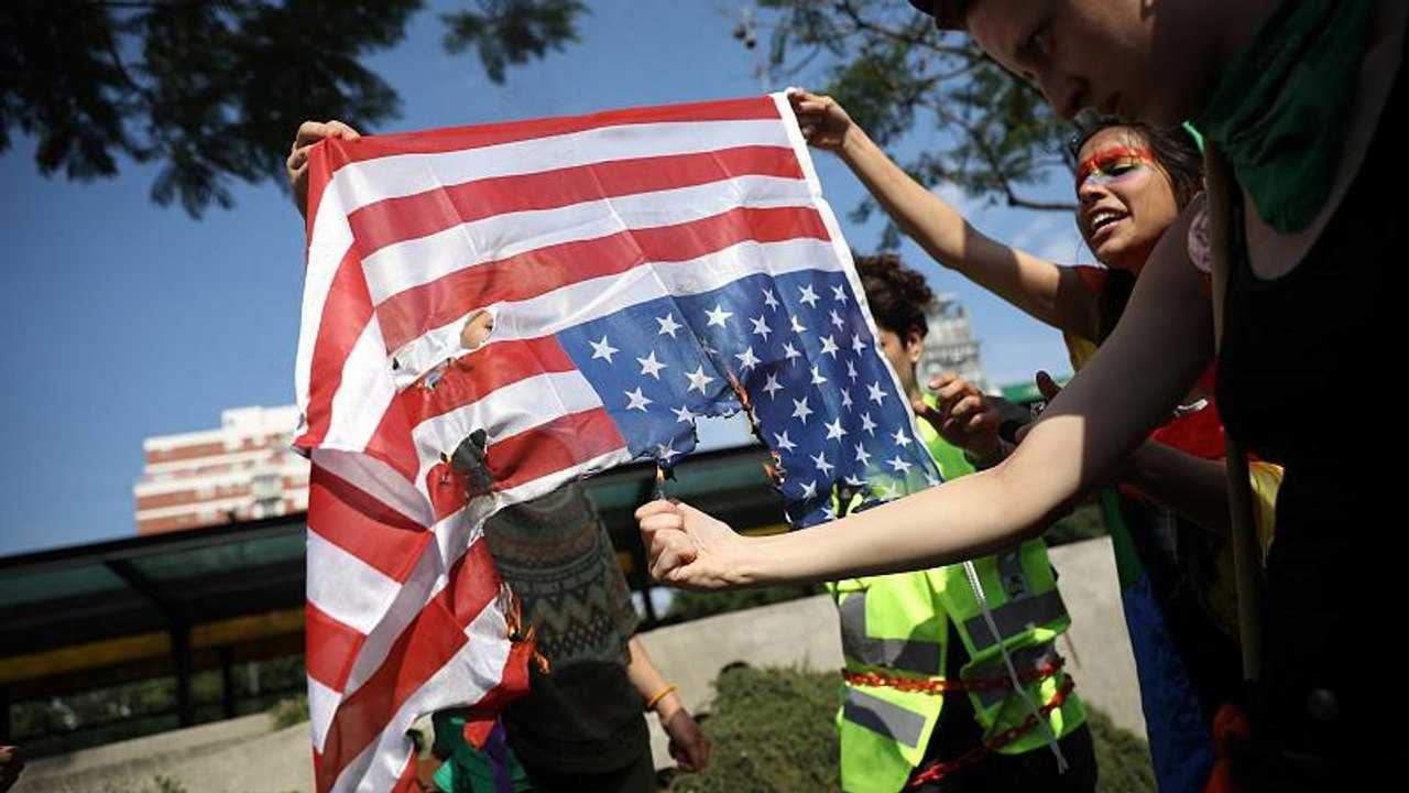 Μαζική διαδήλωση σε απόσταση ασφαλείας από τους ηγέτες