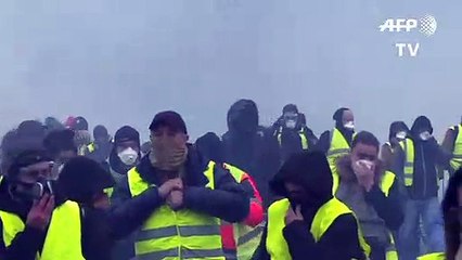 محتجو "السترات الصفراء" يعودون إلى الشانزيليزيه