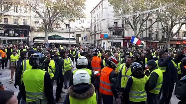 Les motards des gilets jaunes protègent la mairie