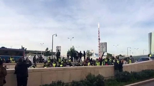 Vidéo - Gilets jaunes : à Marseille des manifestants bloquent l’accès au tunnel du Vieux-Port à la Joliette devant les Terrasses du Port