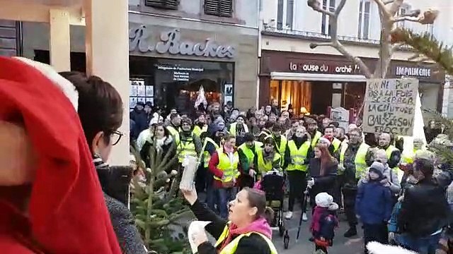 Les gilets jaunes font irruption au marché de noël de Sarreguemines