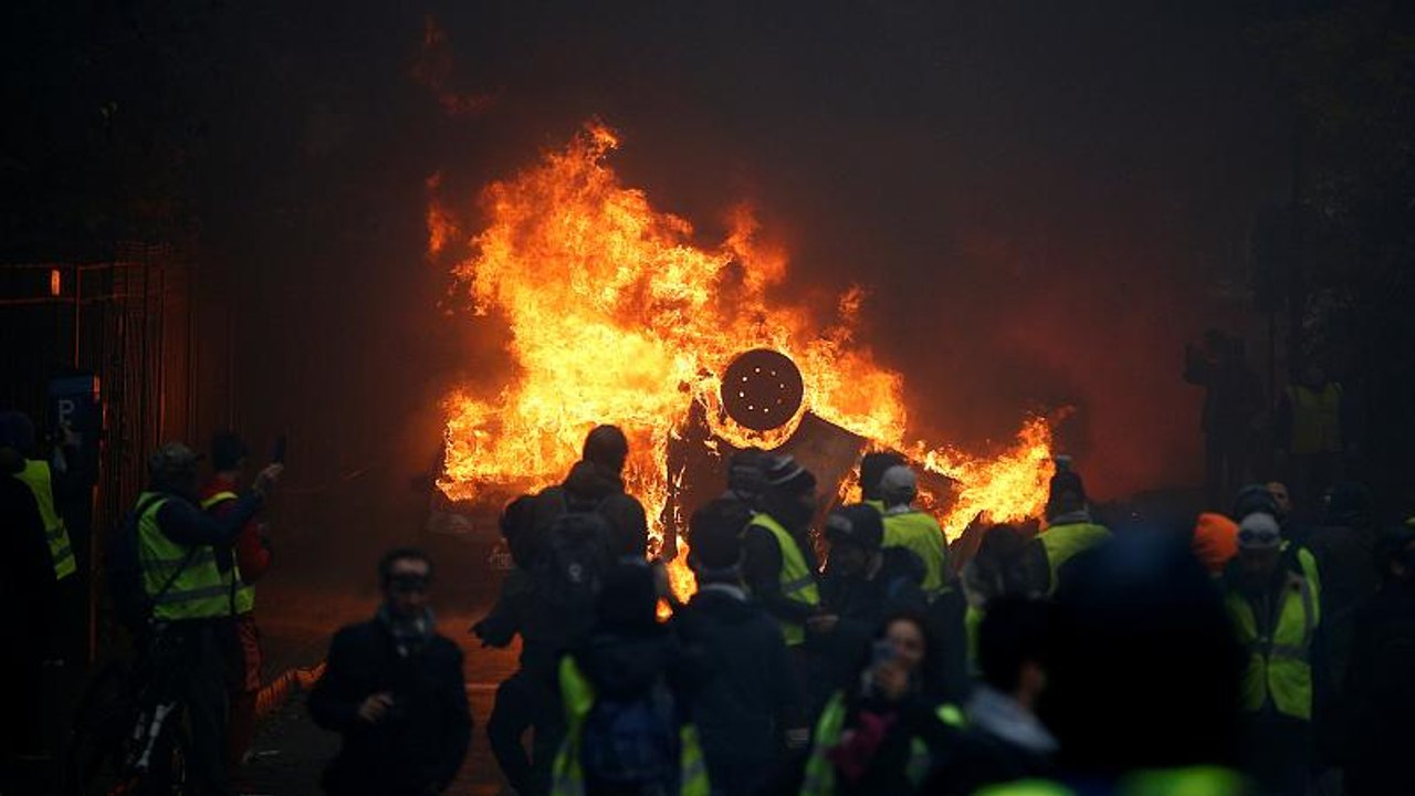 A Parigi la rabbia dei gilet gialli, scontri e arresti