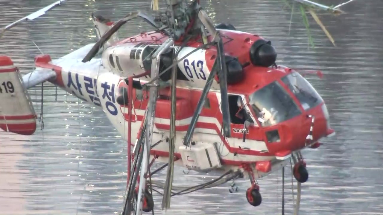 한강에 산림청 헬기 추락...탑승자 3명 중 1명 숨져 / YTN