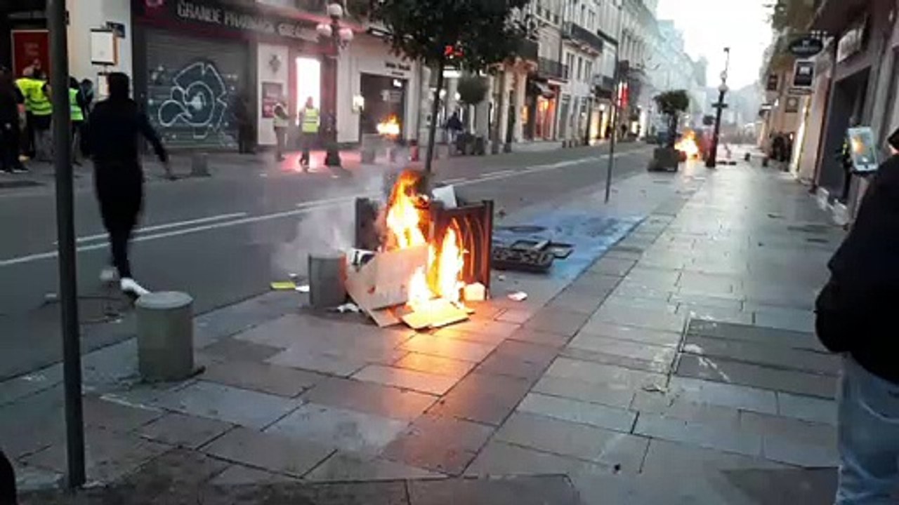 Des incendies allumés dans la rue de la République