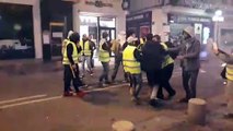 Un manifestant blessé pris en charge par d'autres gilets jaunes