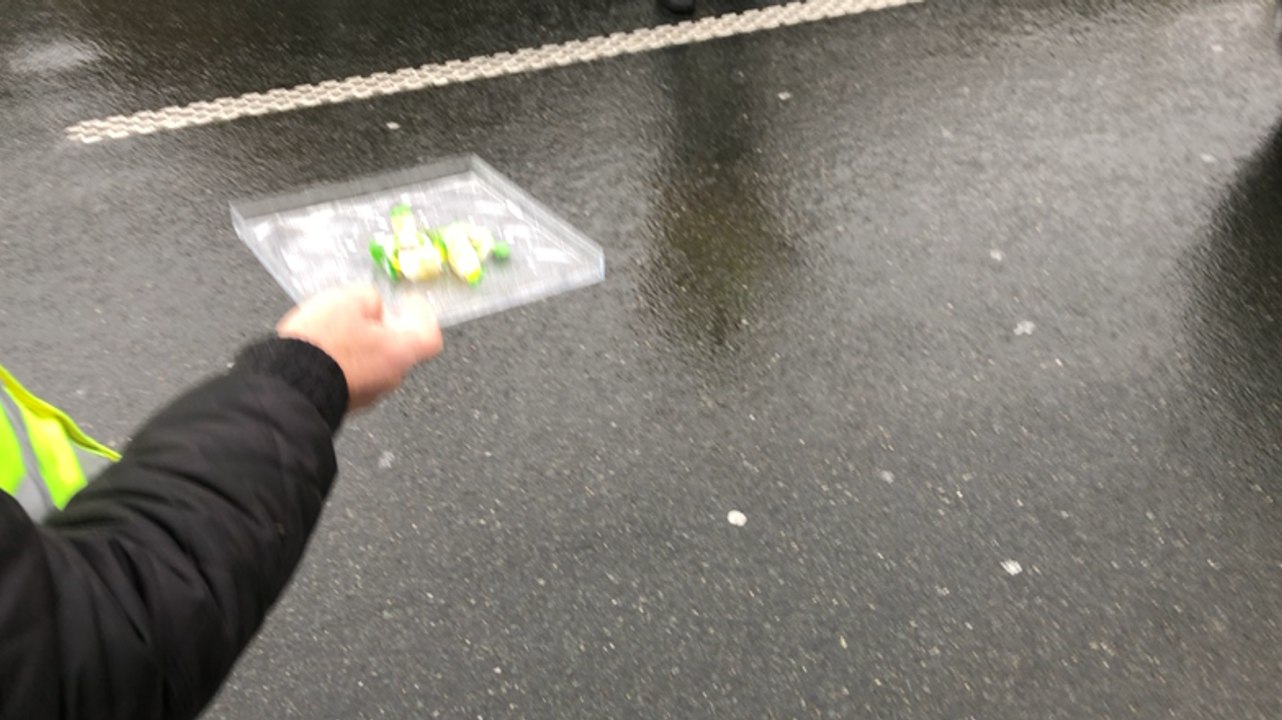 Les Gilets jaunes offrent des friandises aux automobilistes