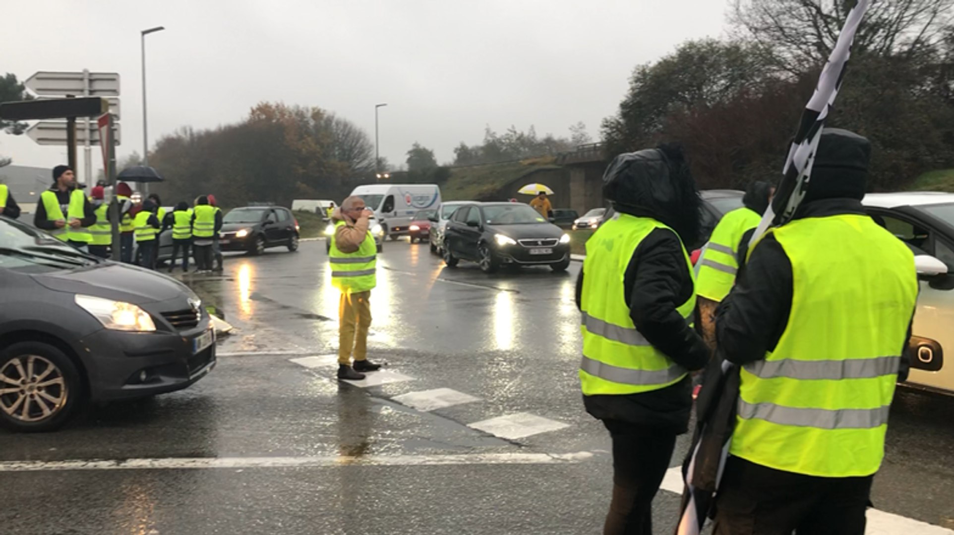 Angers Deux Gilets Jaunes Poursuivis En Marge De Lacte 19